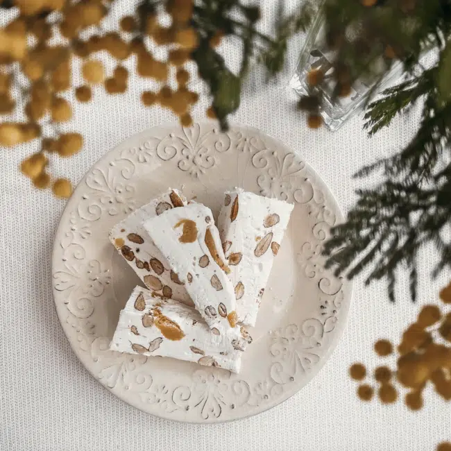 Tranches de nougat blanc tendre aux calissons d’Aix-en-Provence