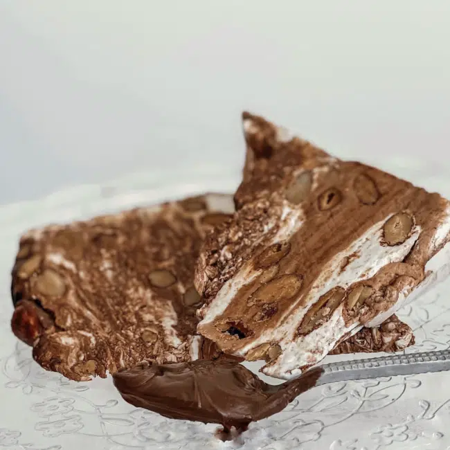 Tranche de nougat blanc tendre au Nutella et aux amandes