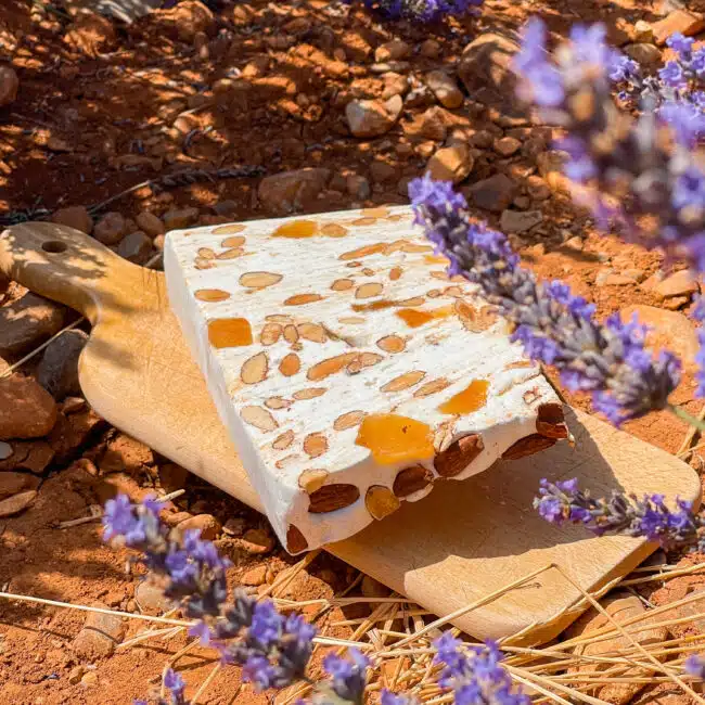 Nougat blanc tendre au gingembre confit, détail des amandes et des morceaux de gingembre