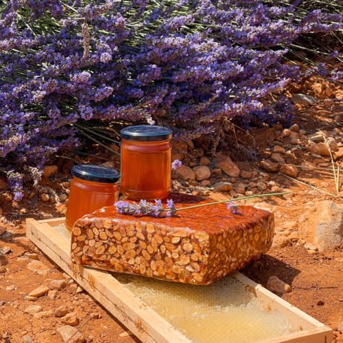 Nougat noir tendre au miel de lavande, présenté en extérieur dans un champ de lavande