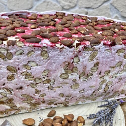 Nougat tendre artisanal à la framboise et aux amandes – vue de près