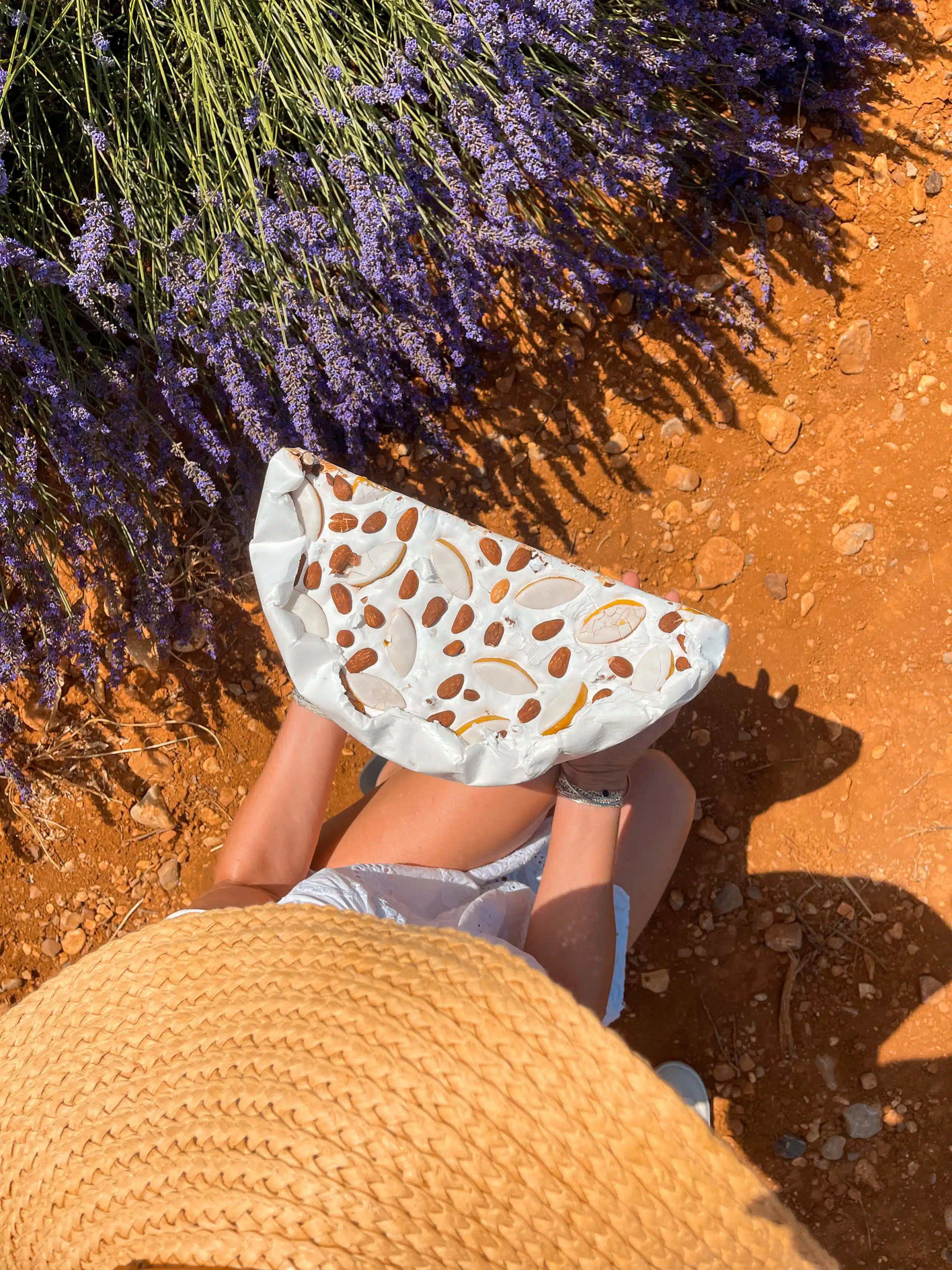 Nougat blanc tendre aux calissons d’Aix, présenté dans un champ de lavande en Provence