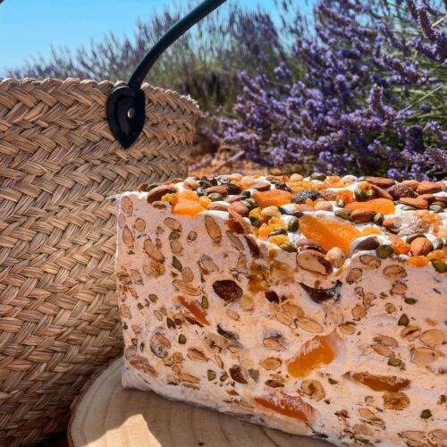 Nougat blanc tendre mendiant aux fruits secs et fruits confits, photographié en Provence