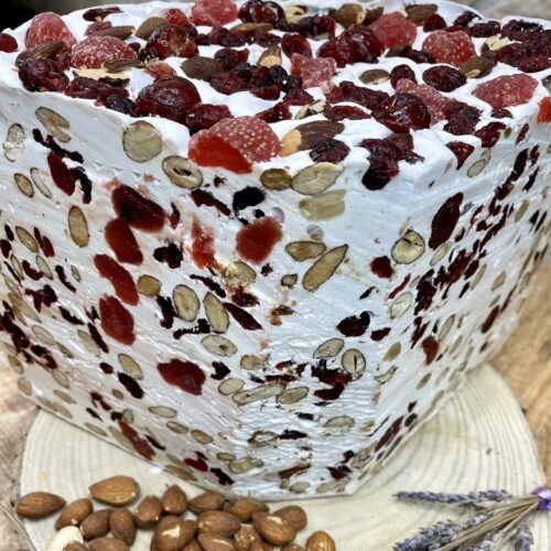 Nougat blanc aux 3 fruits rouges à la coupe
