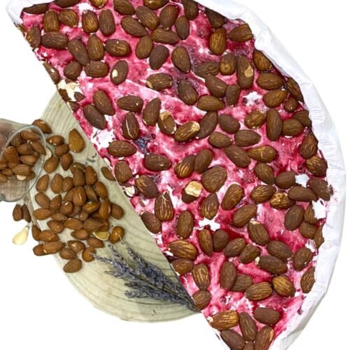 Nougat blanc au coulis de framboise à la coupe