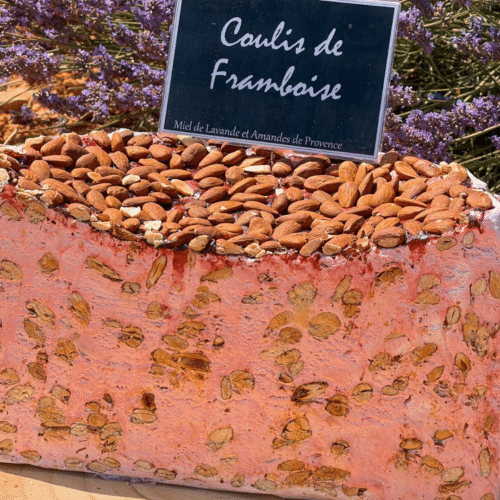 Nougat blanc au coulis de framboise à la coupe