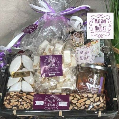 Panier garni élégant de produits provençaux Maison du Nougat pour entreprises, incluant nougats, navettes et miel de lavande.